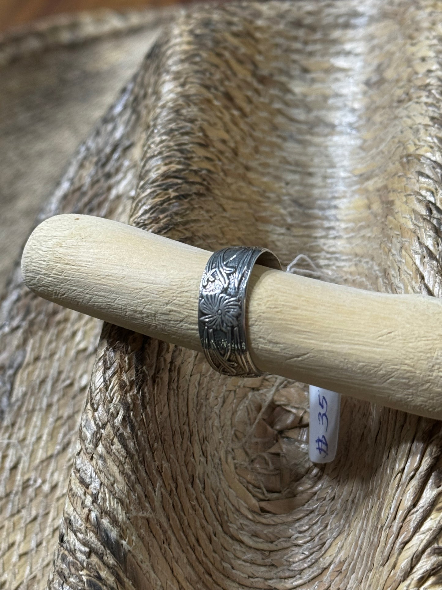 Size 9 pattern silver ring