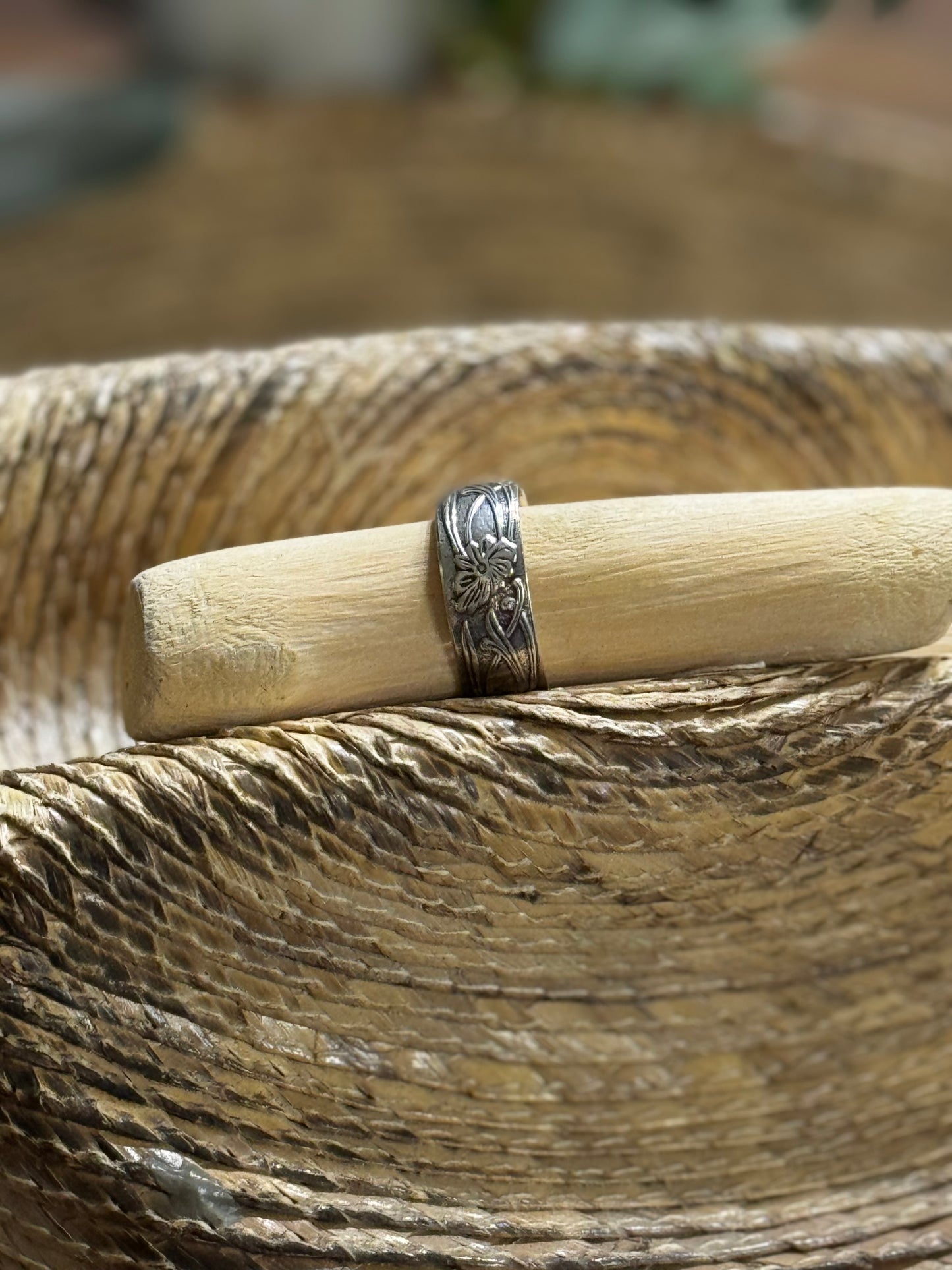 Size 9 pattern silver ring